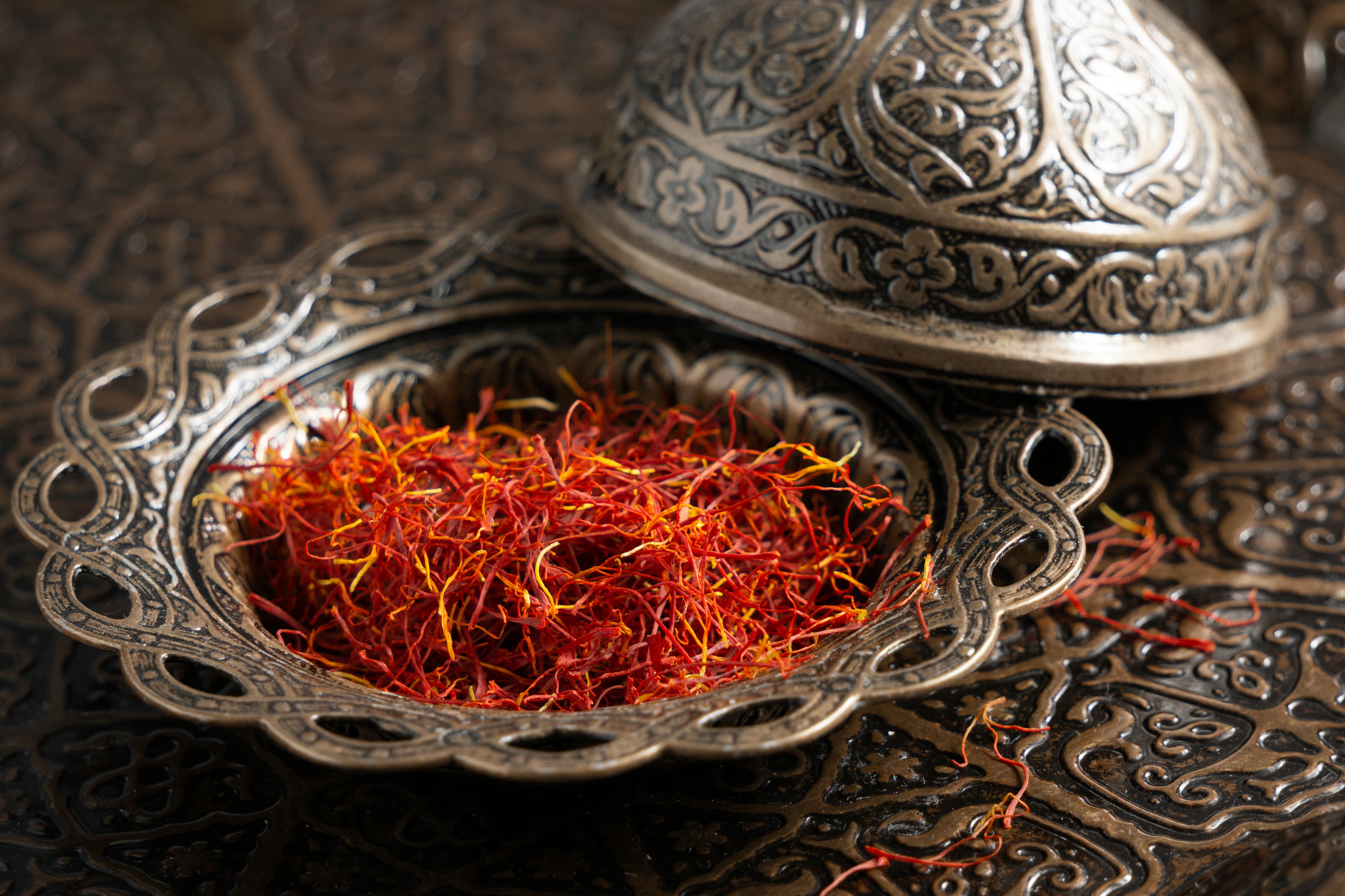 Safran de Taliouine dans des bols en bois artisanaux